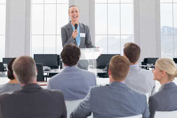 How to Start a Speech: Engage Your Audience in 5 Minutes